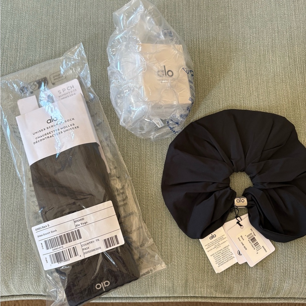 ALO Yoga Black Unisex Scrunch Socks, Hair Scrunchie & Candle. AUTHENTIC & BNWT!